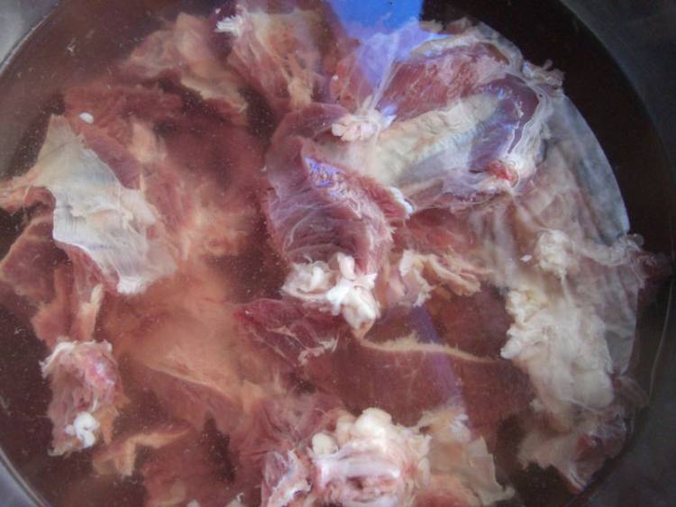 玉米莲藕炖牛肉步骤2