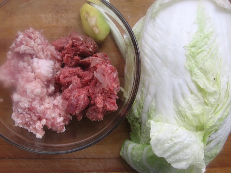 白菜炖牛肉丸步骤1