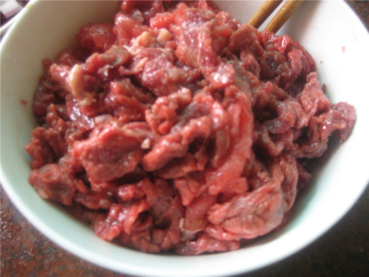 牛肉炒西芹步骤2