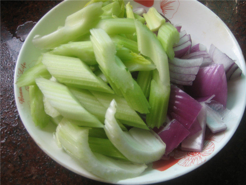 牛肉炒西芹步骤3