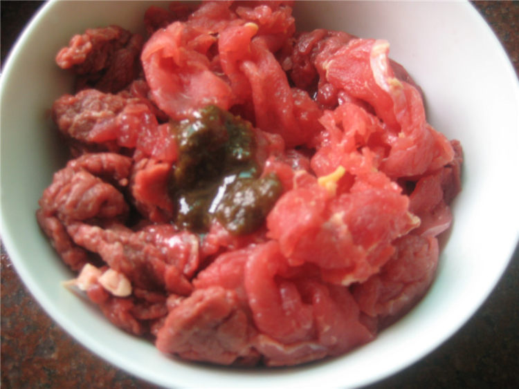 牛肉炒西芹步骤1