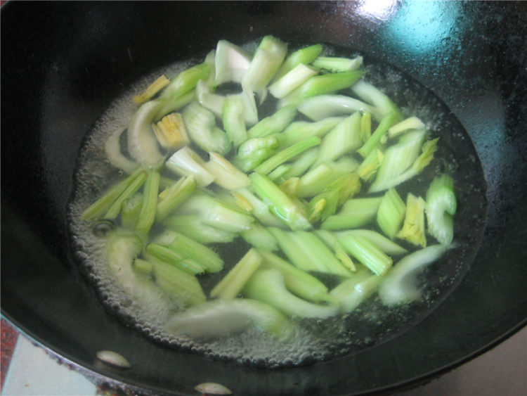 牛肉炒西芹步骤4