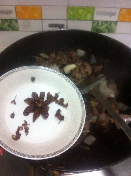洋葱萝卜焖牛肉步骤5