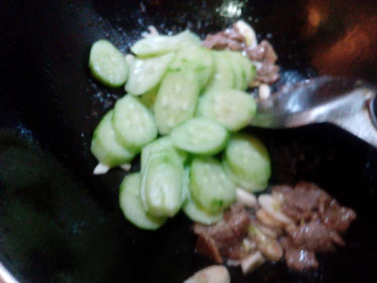 黄瓜炒牛肉步骤8