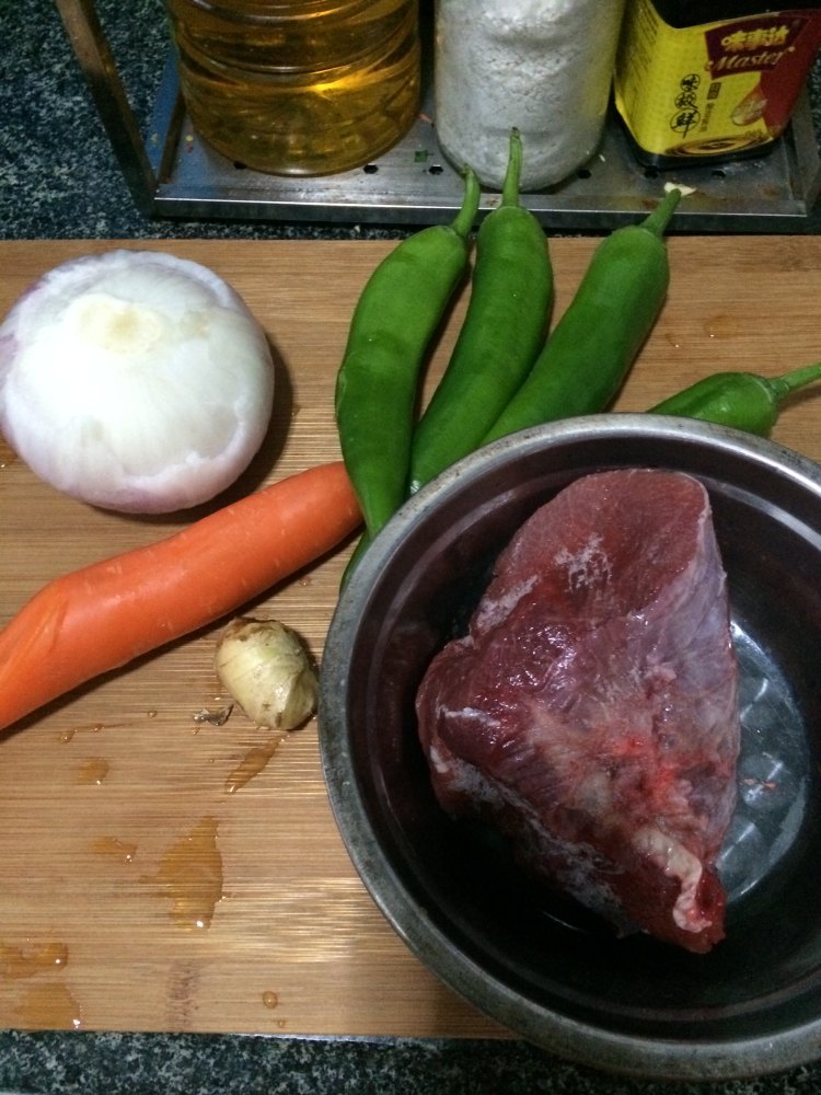 洋葱青椒炒牛肉步骤1