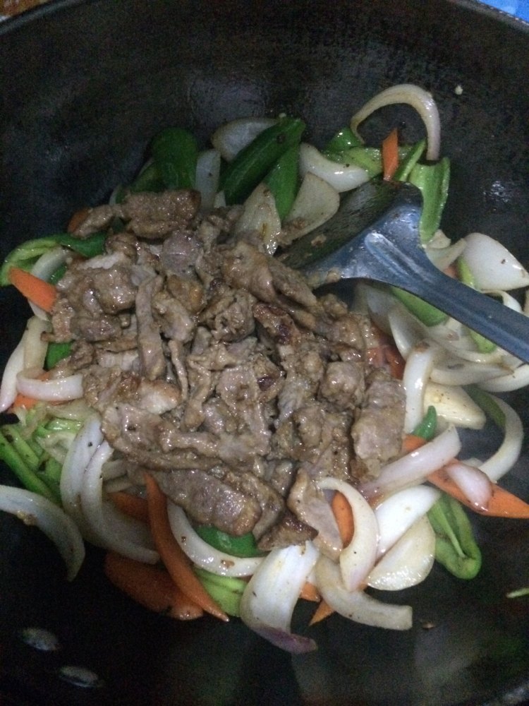 洋葱青椒炒牛肉步骤10
