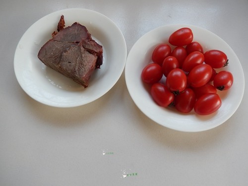 圣女果烧牛肉步骤1