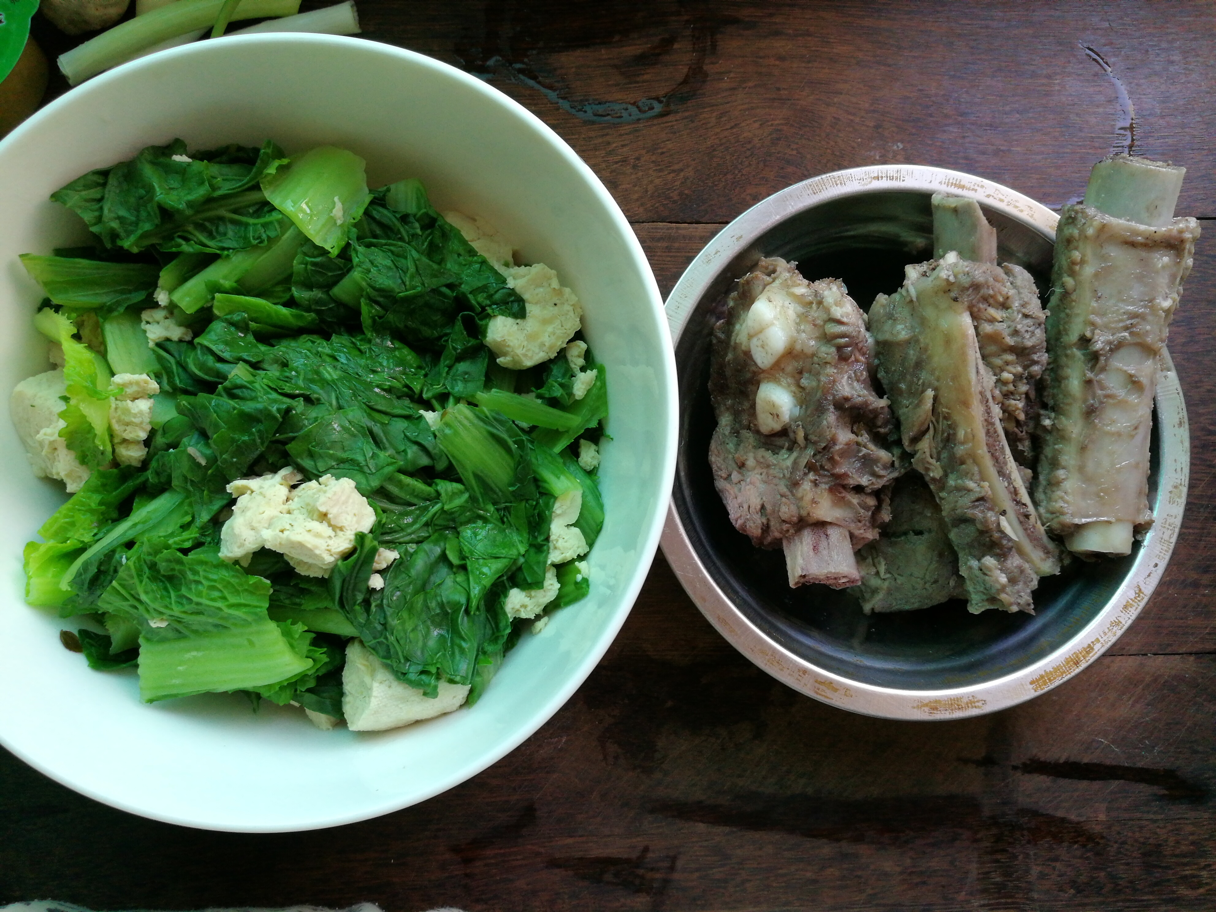 小白菜冻豆腐排骨汤步骤1