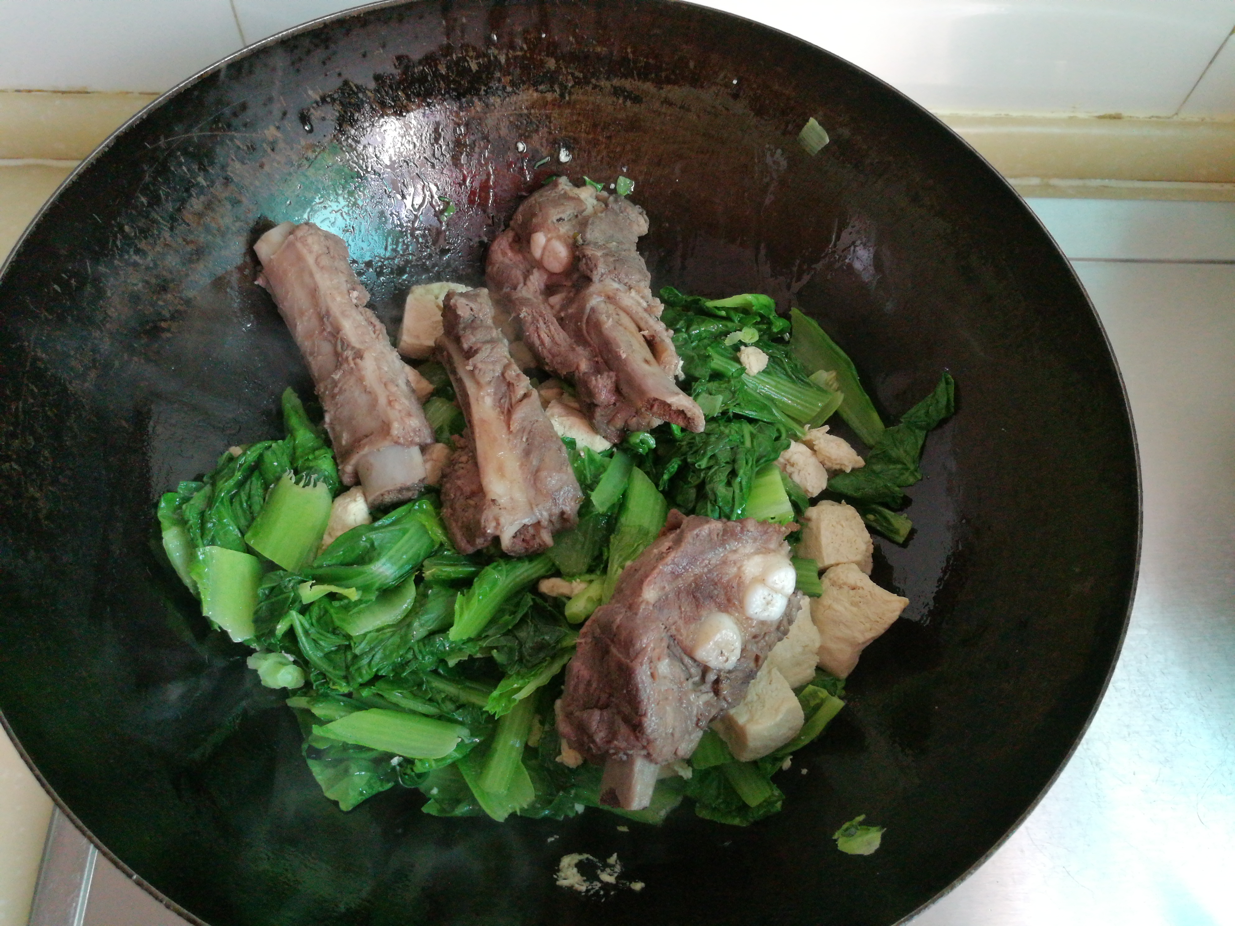 小白菜冻豆腐排骨汤步骤4