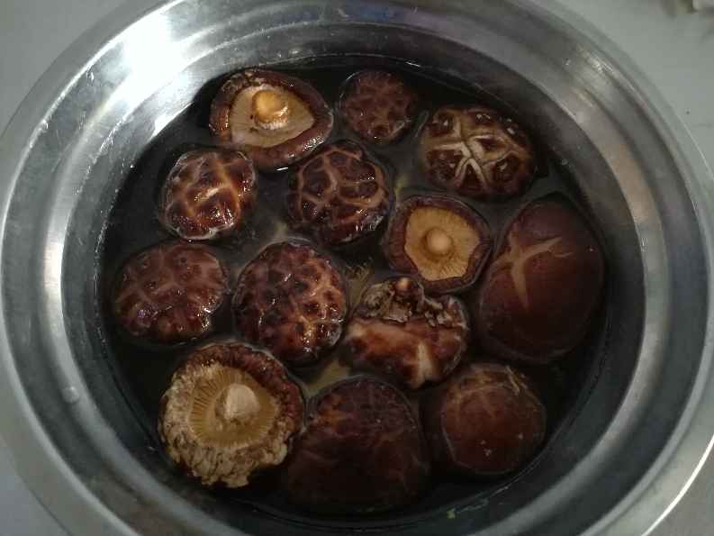 花菇蒸排骨步骤2