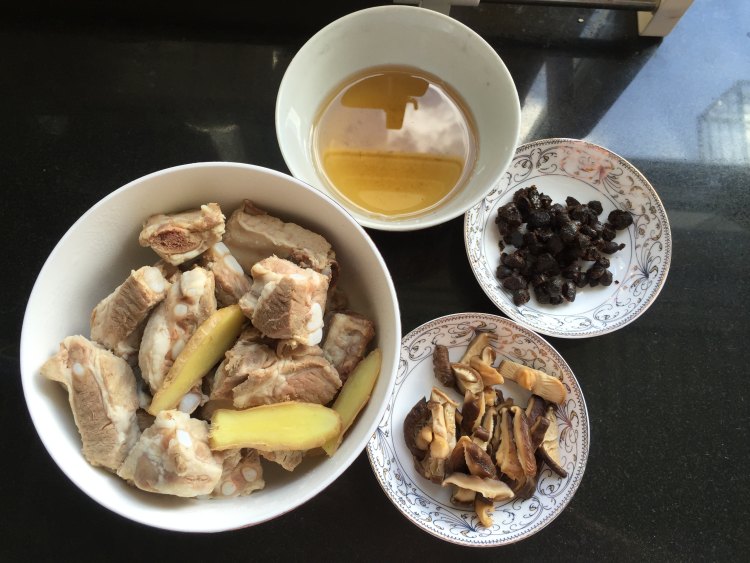 豉香排骨煲仔饭步骤1