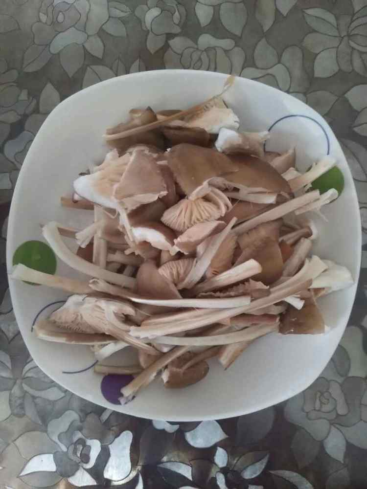 长脚菇炖排骨步骤2