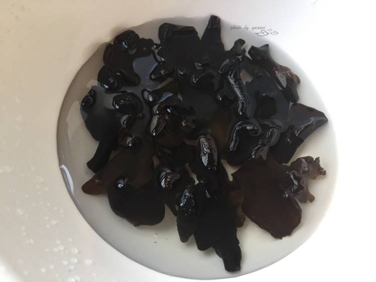 三色排骨汤步骤1