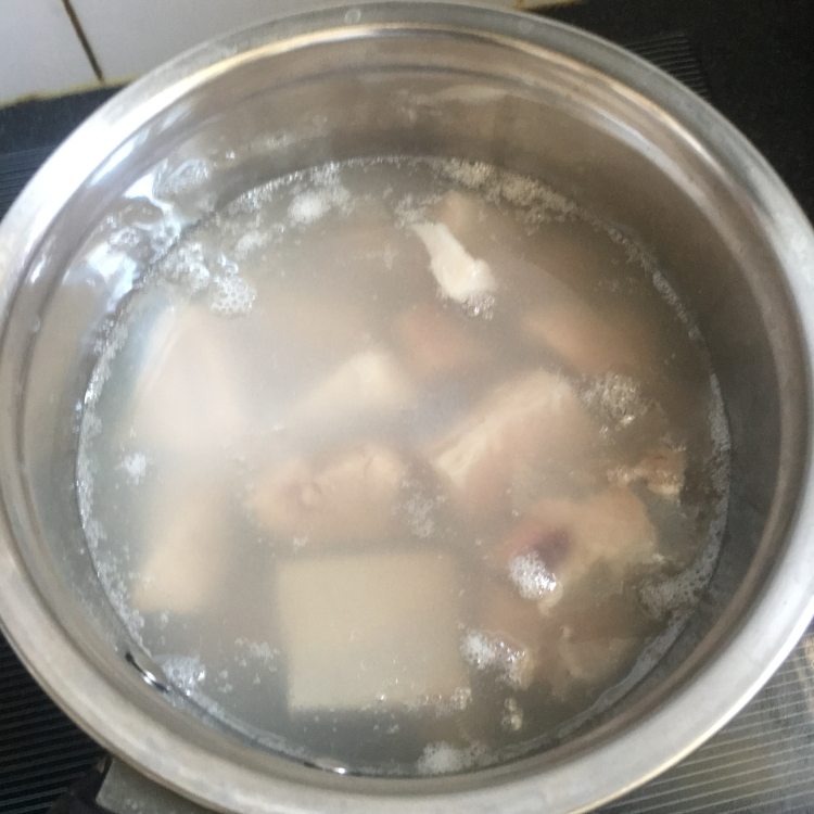 红酒洋葱烩排骨步骤2