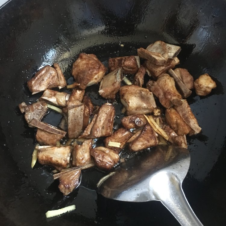 红酒洋葱烩排骨步骤5