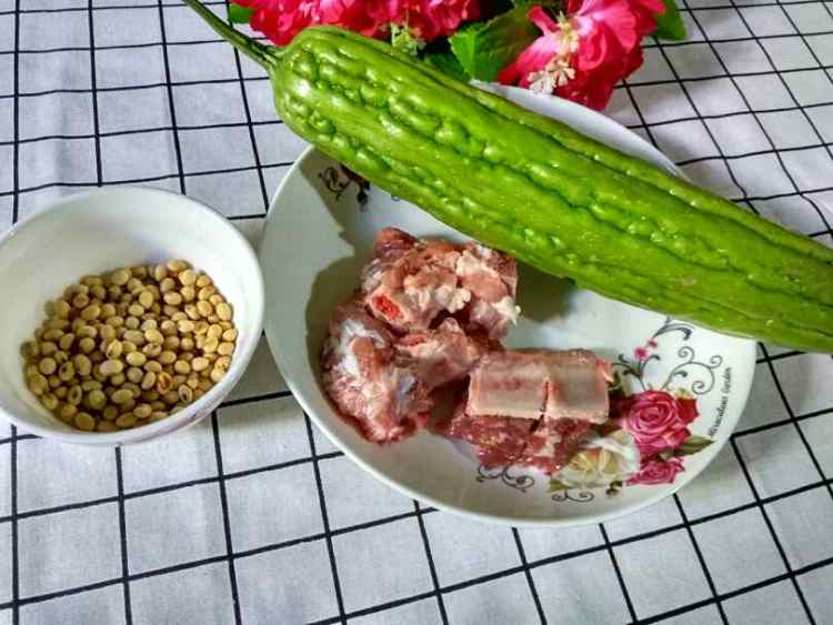 排骨黄豆苦瓜汤步骤1