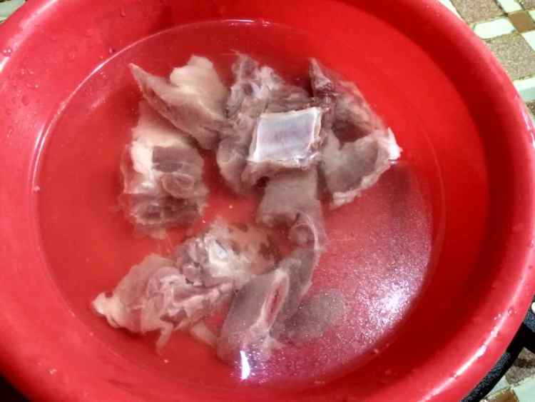 排骨黄豆苦瓜汤步骤2