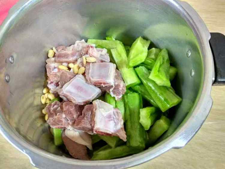 排骨黄豆苦瓜汤步骤4