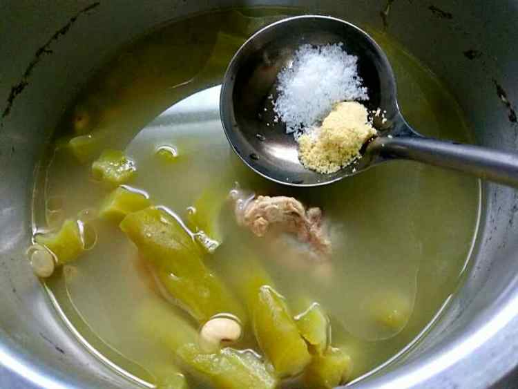 排骨黄豆苦瓜汤步骤6