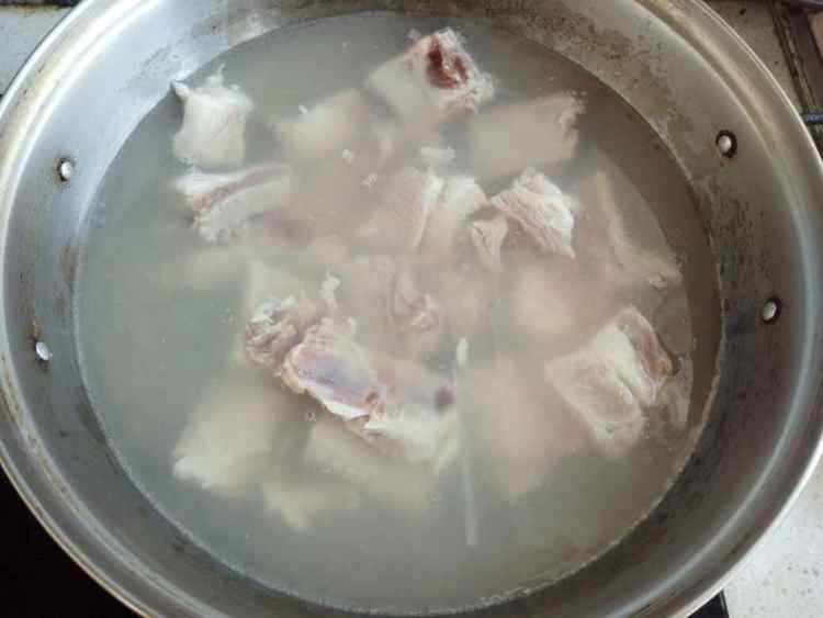 南瓜土豆炖排骨步骤1
