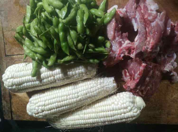排骨玉米毛豆汤步骤1