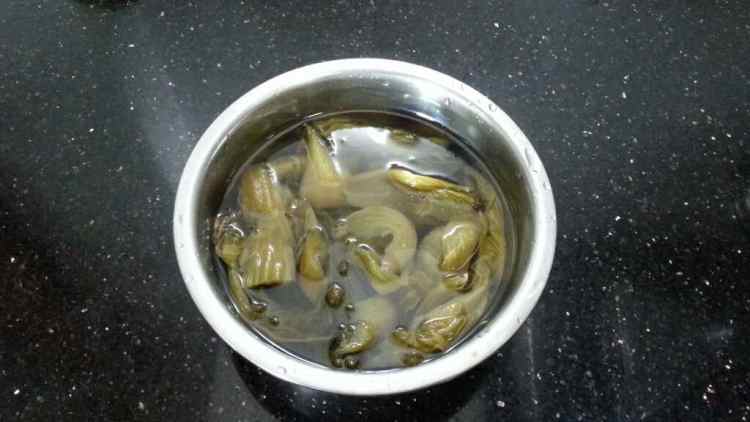 酸菜苦瓜排骨汤步骤3