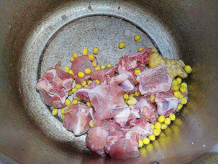 清热消暑~黄豆苦瓜排步骤3