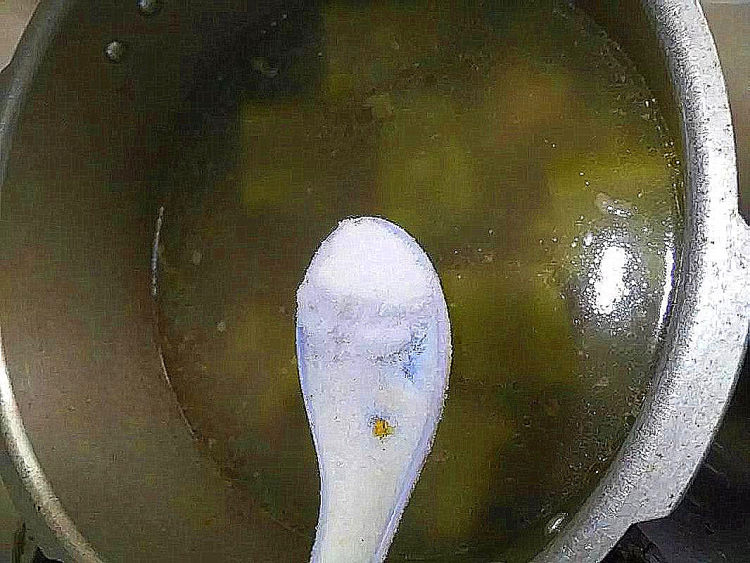 清热消暑~黄豆苦瓜排步骤7