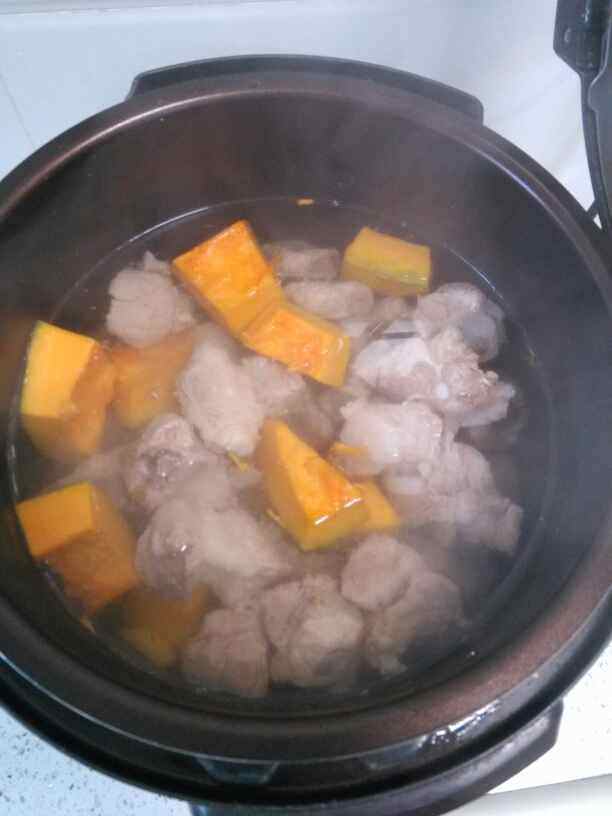 南瓜绿豆排骨汤步骤5