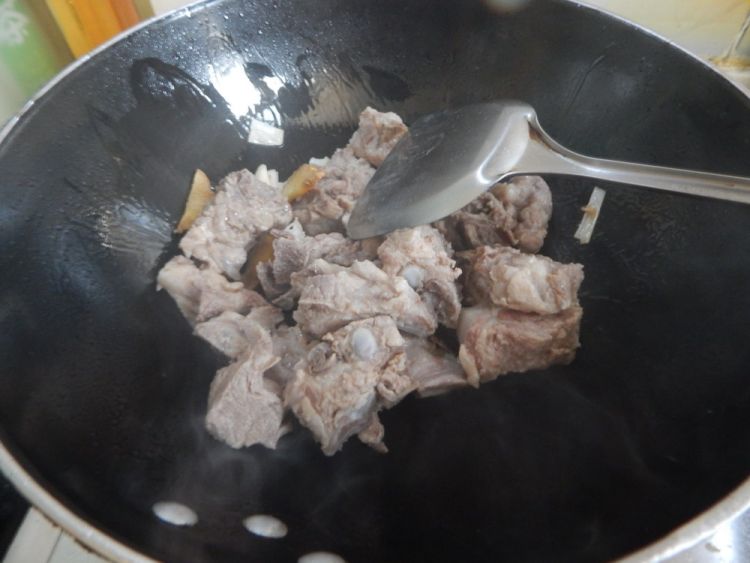 花菜烧排骨步骤3