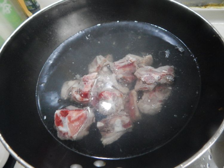 土豆红烧排骨步骤1