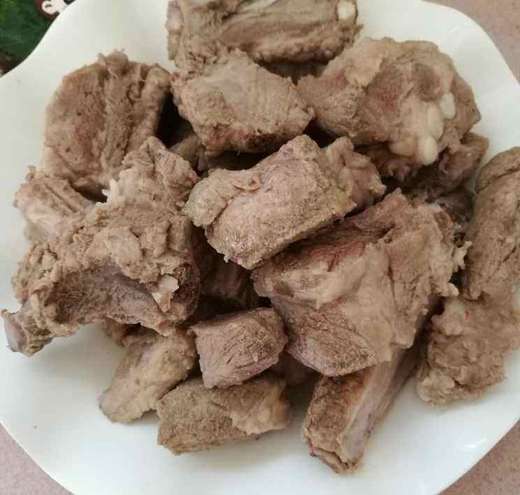 红烧排骨土豆块步骤1
