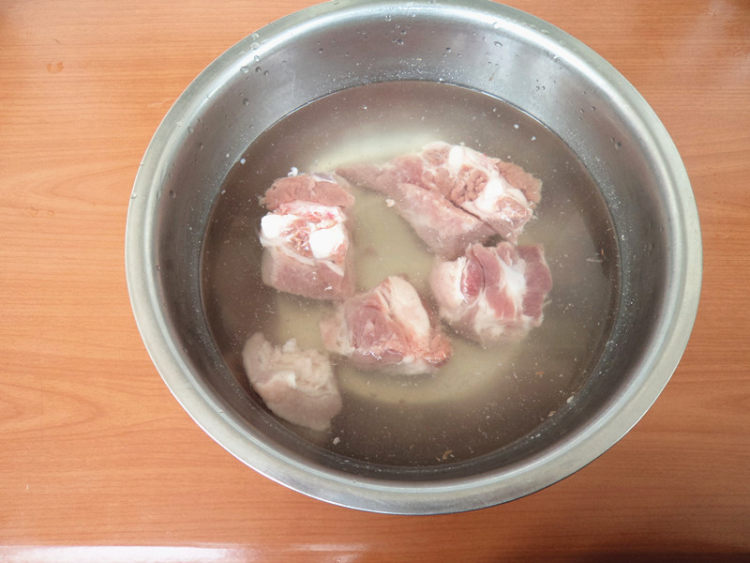 春笋排骨汤步骤1