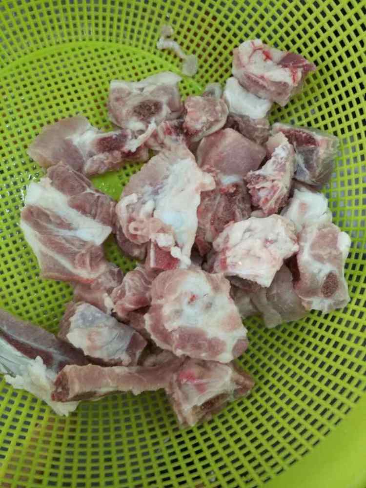 白菜粉丝炖排骨步骤1