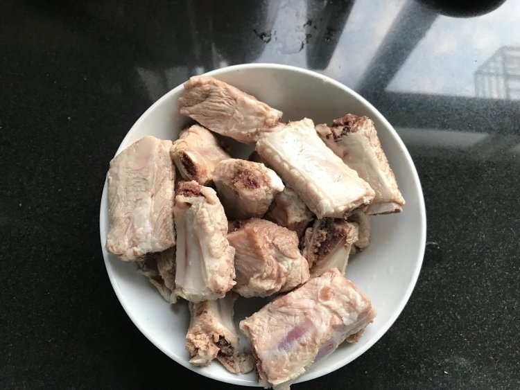 土豆排骨卤蛋步骤1
