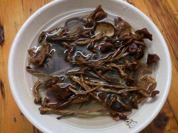 茶树菇排骨汤#本味家步骤1
