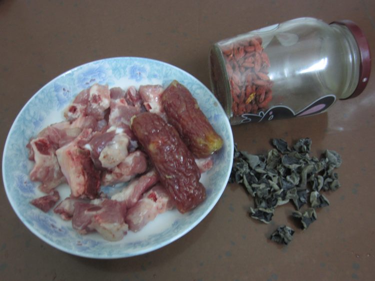 腊肠云耳蒸排骨步骤1