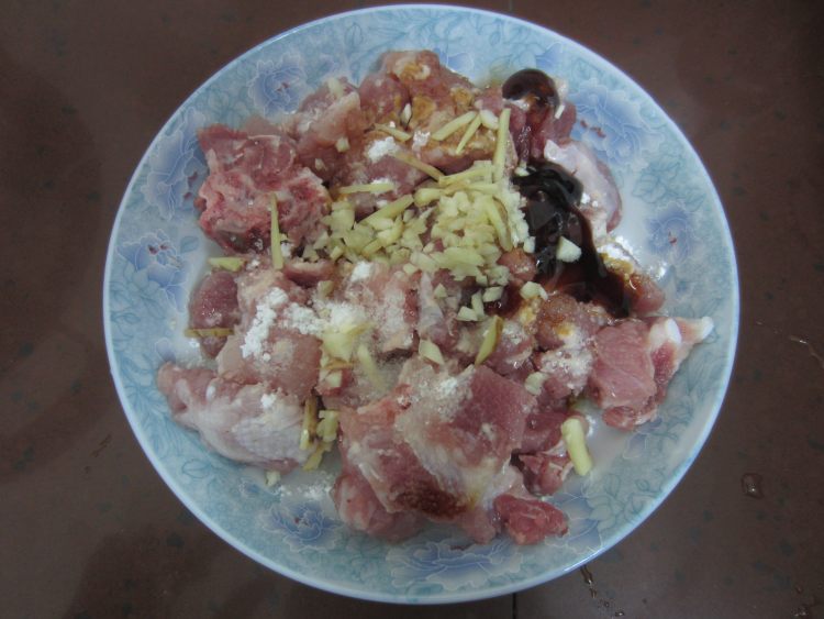 腊肠云耳蒸排骨步骤3