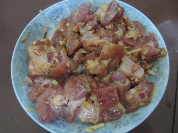 腊肠云耳蒸排骨步骤4