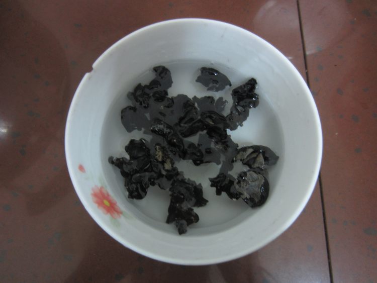 腊肠云耳蒸排骨步骤2
