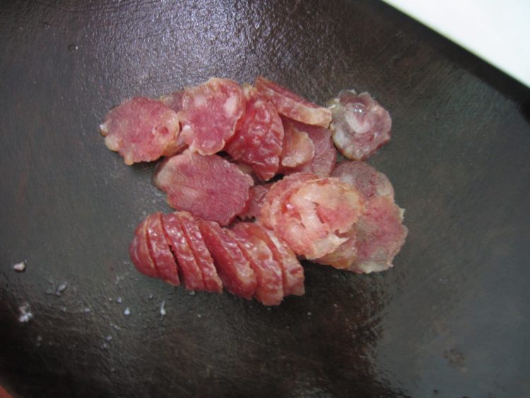 腊肠云耳蒸排骨步骤5