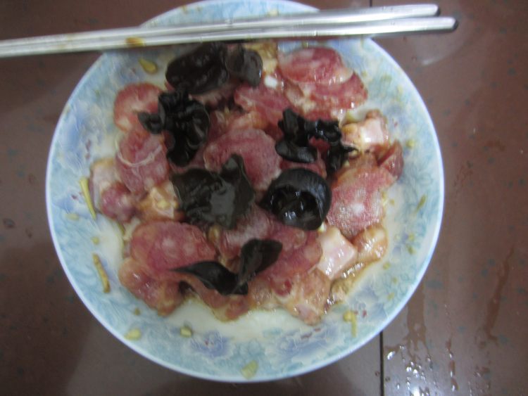 腊肠云耳蒸排骨步骤6