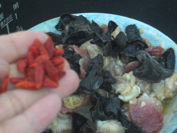 腊肠云耳蒸排骨步骤8