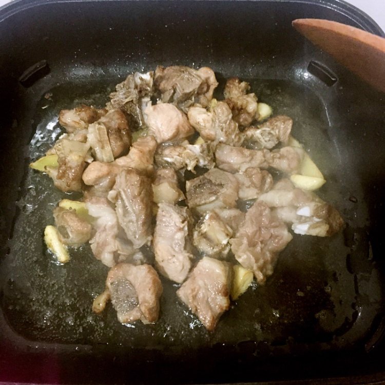 红烧排骨土豆步骤3