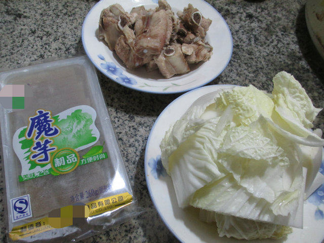 魔芋白菜煮排骨步骤1