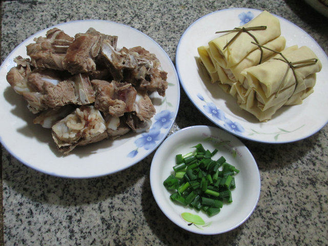 面结排骨汤步骤1