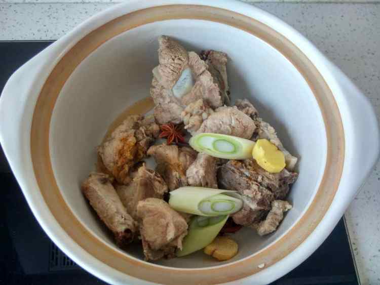 酸菜炖排骨步骤2