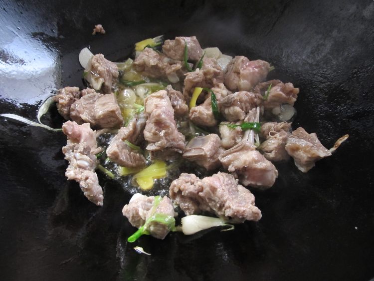 杂蔬排骨焖饭步骤7