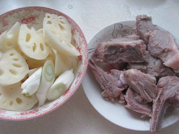 莲藕黑豆排骨汤步骤3
