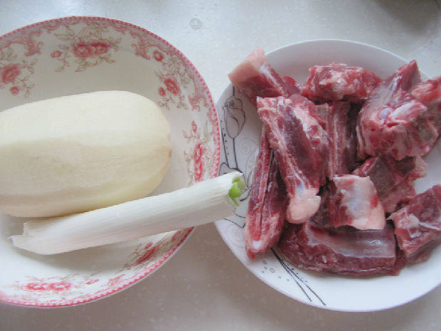 莲藕黑豆排骨汤步骤1
